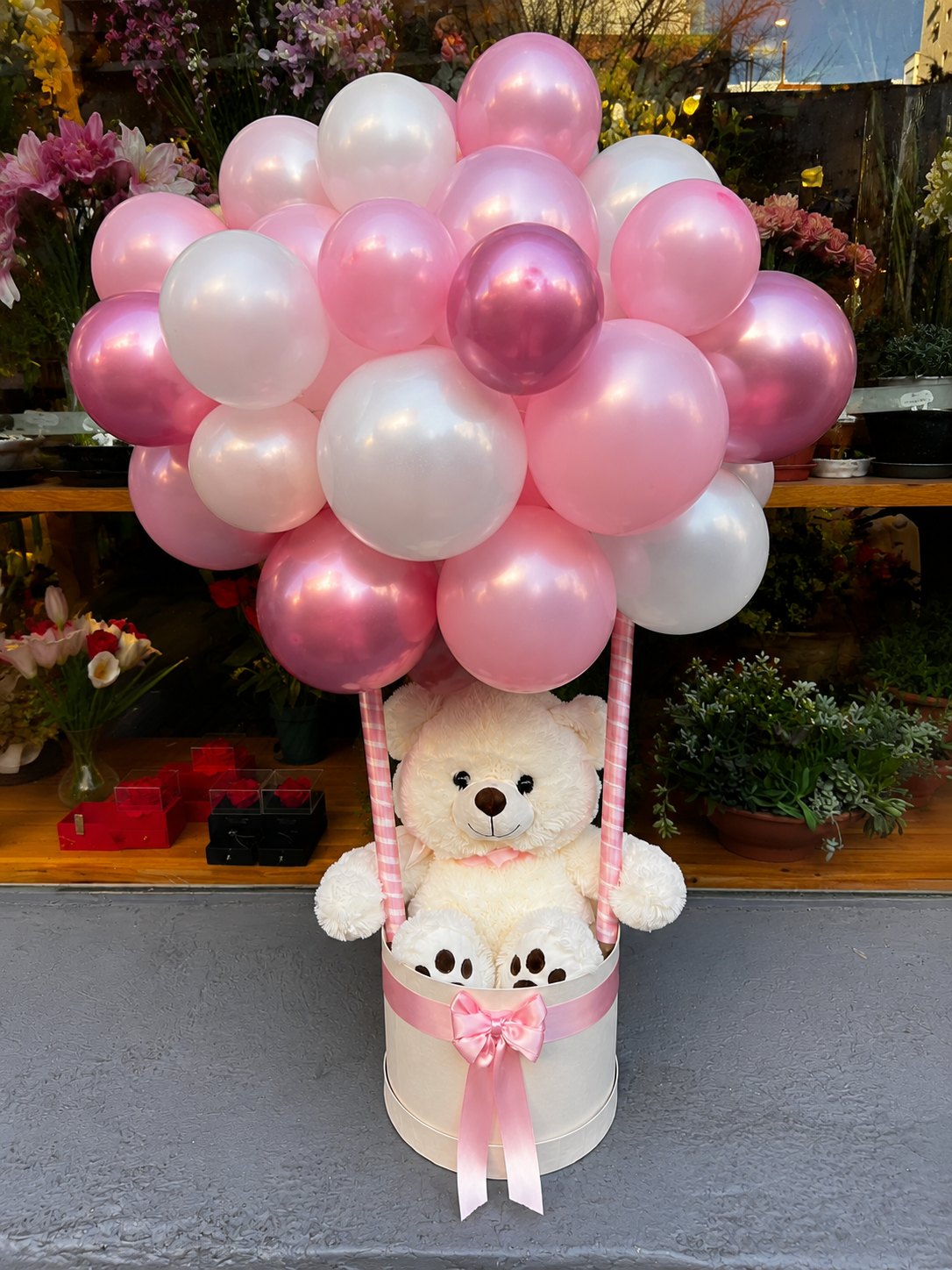 Envio y venta de flores ,rosas, plantas,arreglos florales ,regalos y desayunos a domicilio con delivery gratis en la Ciudad Autonoma de Buenos Aires y con costo de env�o en localidades del Gran Buenos Aires asi como delivery de flores y plantas a trav�s de florerias asociadas en todas las provincias de la Argentina, Buenos Aires, la Pampa, Tucuman, La Rioja, R�o Negro, Entre Rios, Corrientes, Misiones, Neuquen, Chubut, Tierra del Fuego, Santa Cruz, San Luis, Mendoza, Cordoba, Jujuy, Formosa, Santiago del Estero, Salta, Chaco, Catamarca ,San Juan, y ademas realizamos el delivery de flores ,coronas,palmas , plantas y regalos a todas las ciudades de Argentina, Mar del Plata, C�rdoba, Buenos Aires, con cargo en Santa Rosa, La Plata, Bella Vista, Neuquen, Pilar, Paran�, Posadas, Resistencia, Cipolleti y mas de 300 ciudades y localidades en todo el territorio de nuestro pa�s, asi como tambien tenemos la posibilidad de enviar flores a casi todo el mundo en cuestion de horas