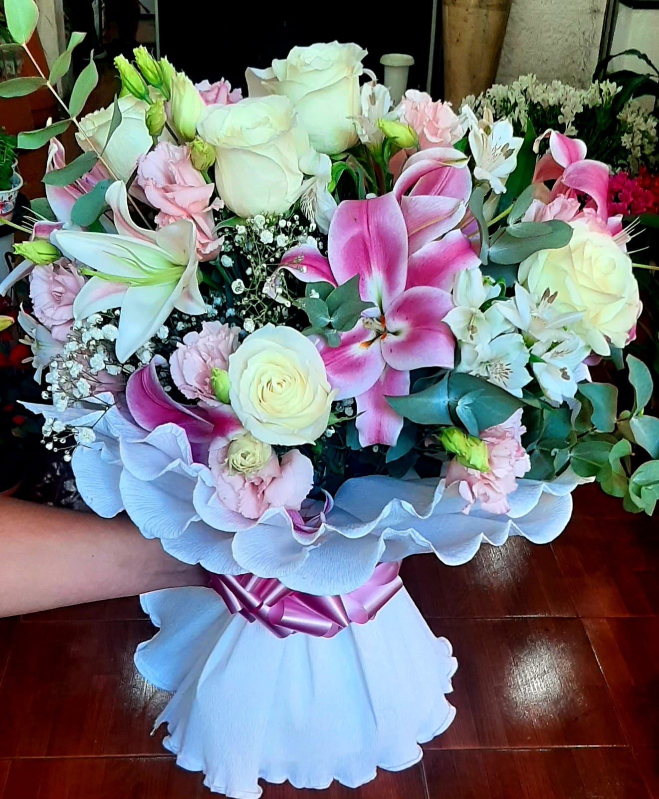 Envio y venta de flores ,rosas, plantas,arreglos florales ,regalos y desayunos a domicilio con delivery gratis en la Ciudad Autonoma de Buenos Aires y con costo de env�o en localidades del Gran Buenos Aires asi como delivery de flores y plantas a trav�s de florerias asociadas en todas las provincias de la Argentina, Buenos Aires, la Pampa, Tucuman, La Rioja, R�o Negro, Entre Rios, Corrientes, Misiones, Neuquen, Chubut, Tierra del Fuego, Santa Cruz, San Luis, Mendoza, Cordoba, Jujuy, Formosa, Santiago del Estero, Salta, Chaco, Catamarca ,San Juan, y ademas realizamos el delivery de flores ,coronas,palmas , plantas y regalos a todas las ciudades de Argentina, Mar del Plata, C�rdoba, Buenos Aires, con cargo en Santa Rosa, La Plata, Bella Vista, Neuquen, Pilar, Paran�, Posadas, Resistencia, Cipolleti y mas de 300 ciudades y localidades en todo el territorio de nuestro pa�s, asi como tambien tenemos la posibilidad de enviar flores a casi todo el mundo en cuestion de horas