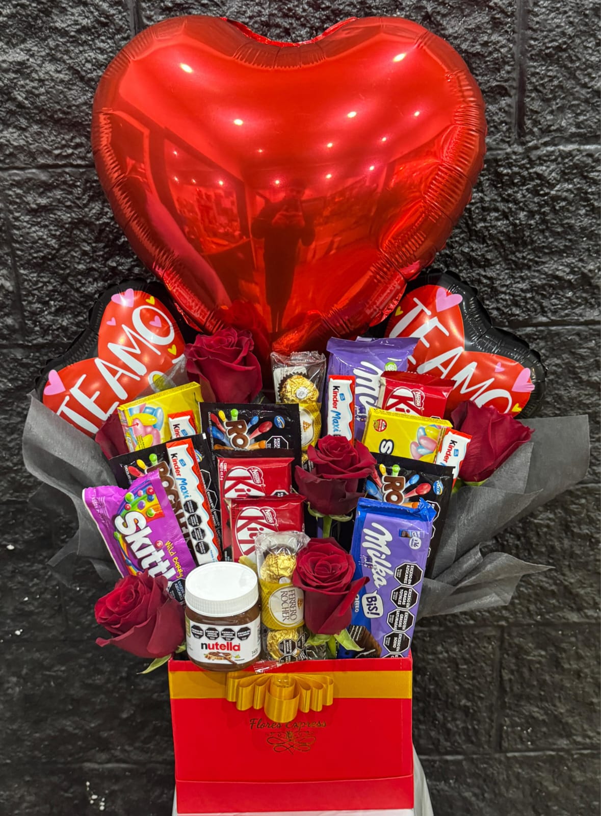 Envio y venta de flores ,rosas, plantas,arreglos florales ,regalos y desayunos a domicilio con delivery gratis en la Ciudad Autonoma de Buenos Aires y con costo de env�o en localidades del Gran Buenos Aires asi como delivery de flores y plantas a trav�s de florerias asociadas en todas las provincias de la Argentina, Buenos Aires, la Pampa, Tucuman, La Rioja, R�o Negro, Entre Rios, Corrientes, Misiones, Neuquen, Chubut, Tierra del Fuego, Santa Cruz, San Luis, Mendoza, Cordoba, Jujuy, Formosa, Santiago del Estero, Salta, Chaco, Catamarca ,San Juan, y ademas realizamos el delivery de flores ,coronas,palmas , plantas y regalos a todas las ciudades de Argentina, Mar del Plata, C�rdoba, Buenos Aires, con cargo en Santa Rosa, La Plata, Bella Vista, Neuquen, Pilar, Paran�, Posadas, Resistencia, Cipolleti y mas de 300 ciudades y localidades en todo el territorio de nuestro pa�s, asi como tambien tenemos la posibilidad de enviar flores a casi todo el mundo en cuestion de horas