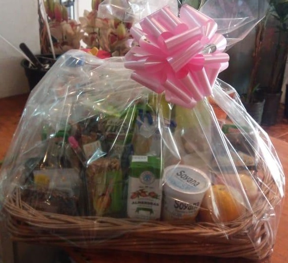 Envio y venta de flores ,rosas, plantas,arreglos florales ,regalos y desayunos a domicilio con delivery gratis en la Ciudad Autonoma de Buenos Aires y con costo de env�o en localidades del Gran Buenos Aires asi como delivery de flores y plantas a trav�s de florerias asociadas en todas las provincias de la Argentina, Buenos Aires, la Pampa, Tucuman, La Rioja, R�o Negro, Entre Rios, Corrientes, Misiones, Neuquen, Chubut, Tierra del Fuego, Santa Cruz, San Luis, Mendoza, Cordoba, Jujuy, Formosa, Santiago del Estero, Salta, Chaco, Catamarca ,San Juan, y ademas realizamos el delivery de flores ,coronas,palmas , plantas y regalos a todas las ciudades de Argentina, Mar del Plata, C�rdoba, Buenos Aires, con cargo en Santa Rosa, La Plata, Bella Vista, Neuquen, Pilar, Paran�, Posadas, Resistencia, Cipolleti y mas de 300 ciudades y localidades en todo el territorio de nuestro pa�s, asi como tambien tenemos la posibilidad de enviar flores a casi todo el mundo en cuestion de horas